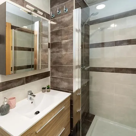 3 Bedroom Elegant & Cozy Centre Apartment
